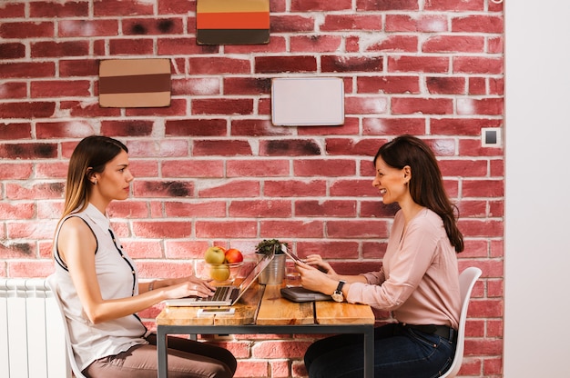 Deux belles dames travaillant dans un café.