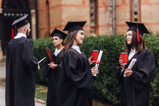 Deux belles étudiantes parlant d'examens. Terminé l'éducation.