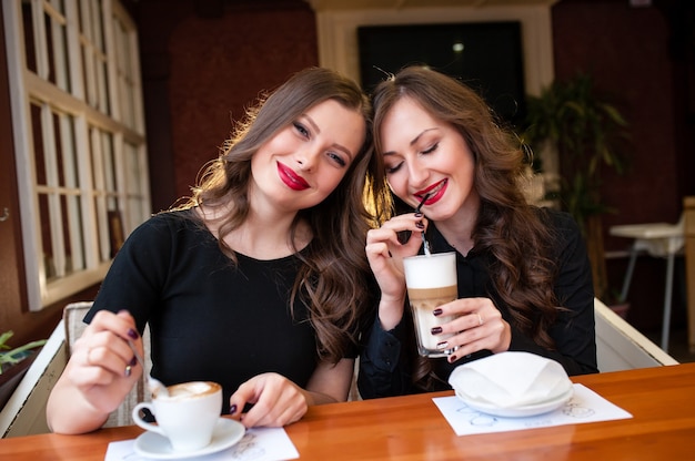 Deux belles femmes buvant du café