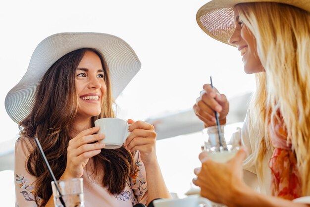 Deux belles femmes discutant