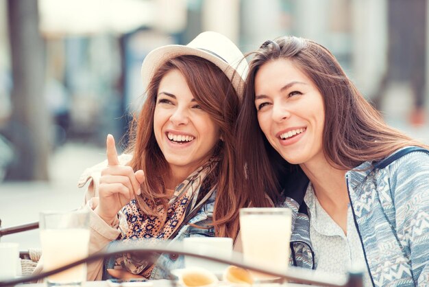 Photo deux belles femmes discutant