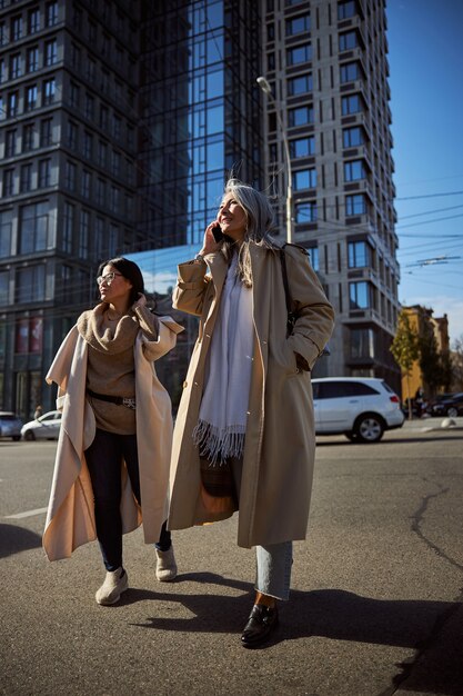 Photo deux belles femmes élégantes marchant dans la rue