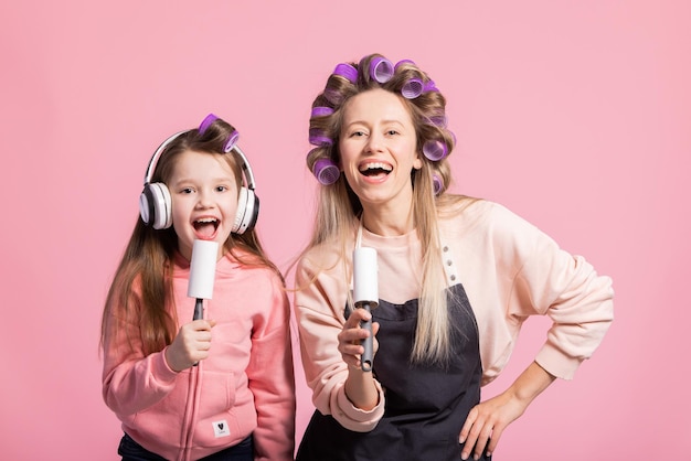 Deux belles femmes mère et fille chantent leurs chansons préférées dans un faux micro