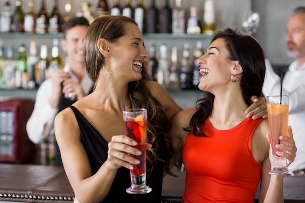 Deux belles femmes tenant un verre à cocktail