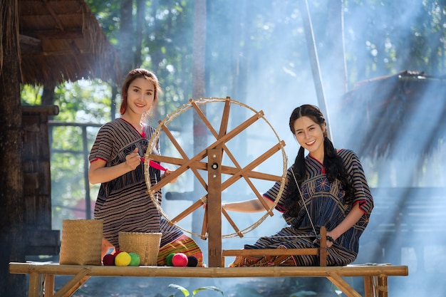 Deux belles femmes thaïlandaises sourire avec costume karen