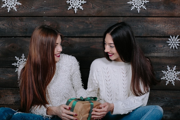 deux belles filles ensemble déballent des cadeaux