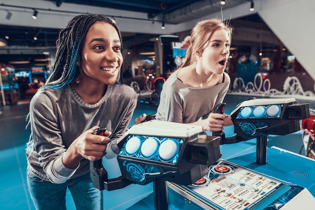 Deux Belles Filles Mènent Le Vaisseau Vedette Dans Un Jeu Vidéo.