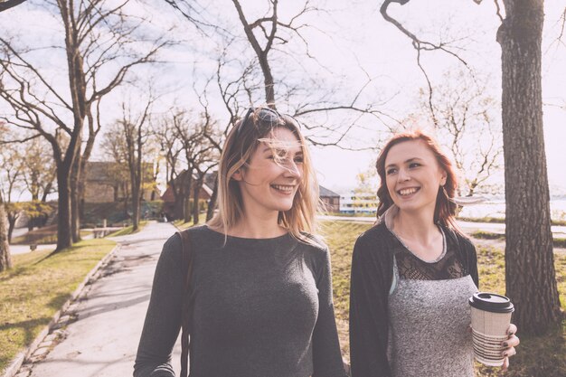 Deux belles filles nordiques marchant au parc à Oslo