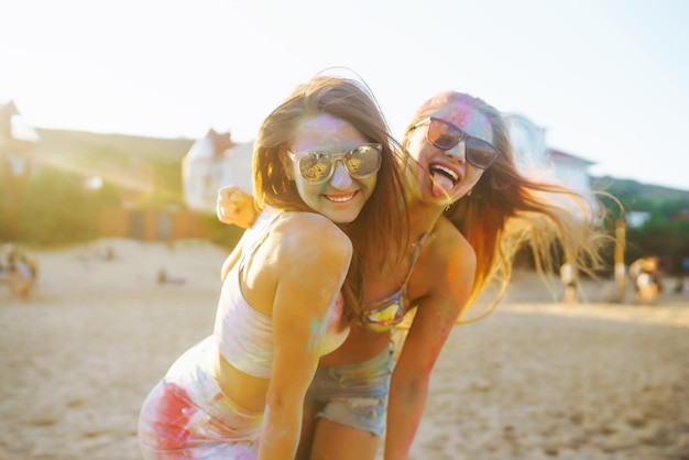 Deux belles filles passent du bon temps au festival Holi Spring Beach Party Friendship Leisure Vacation