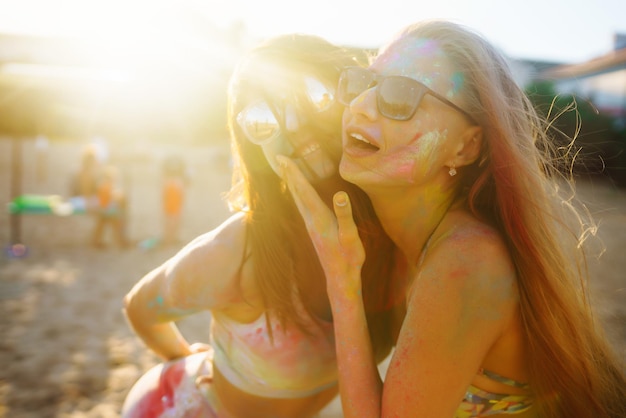 Deux belles filles passent du bon temps au festival Holi Spring Beach Party Friendship Leisure Vacation