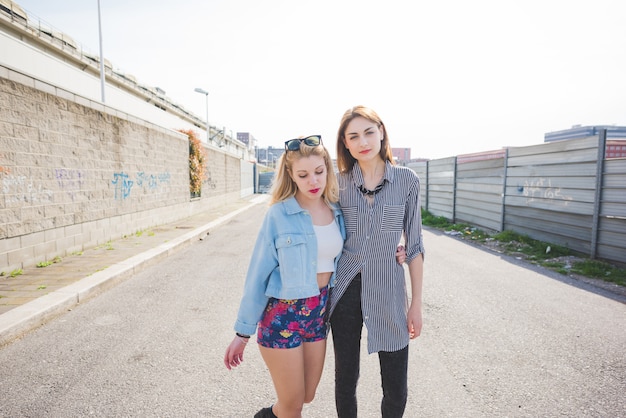 deux belles filles s&#39;amuser dans la ville