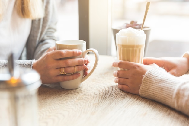 Deux belles jeunes femmes dans un café, détail