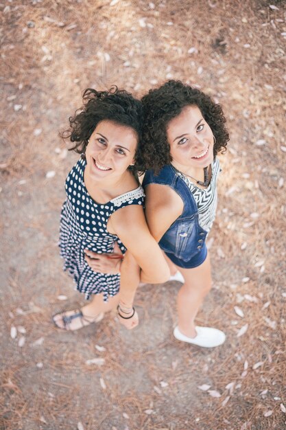 Deux belles jeunes femmes embrassées et levant les yeux