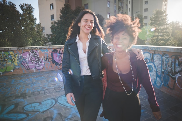 deux belles jeunes femmes multiethniques s&#39;amuser