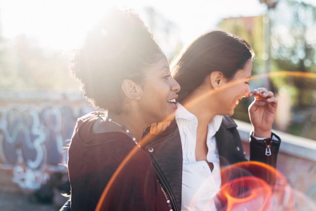 deux belles jeunes femmes multiethniques s&#39;amuser