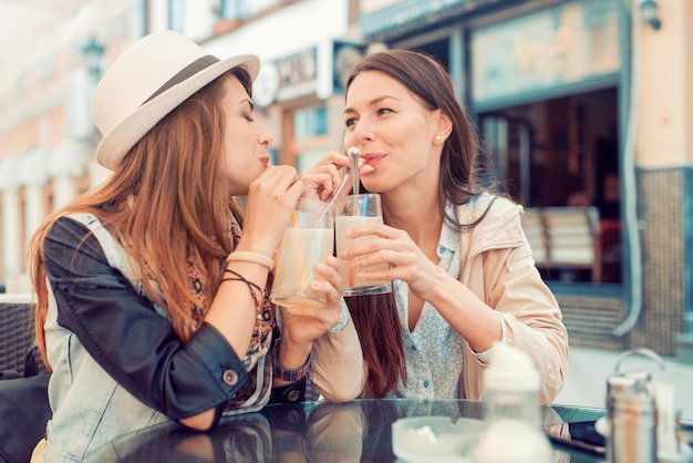 Deux belles jeunes filles assises dans un café