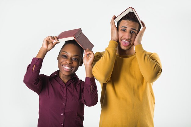 Photo deux belles personnes africaines homme et femme avec des livres