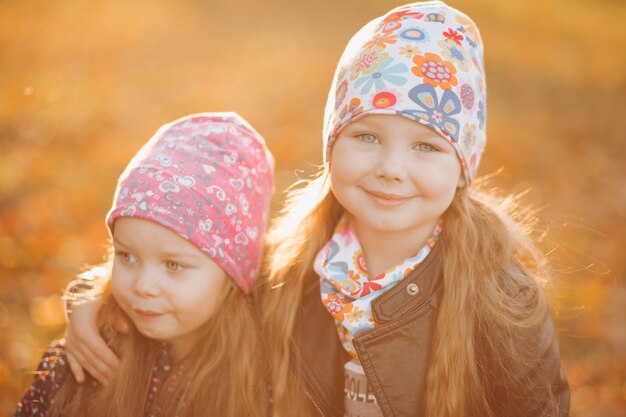 Deux belles petites soeurs se lèvent et s'embrassent