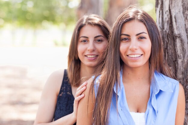 Deux belles sœurs jumelles ethniques portrait en plein air