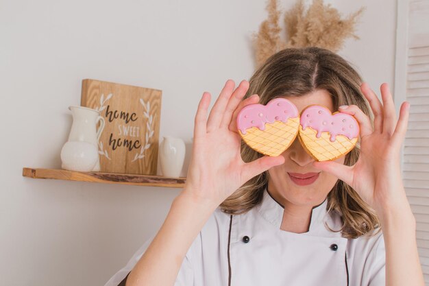 Deux biscuits en forme de coeur devant les yeux