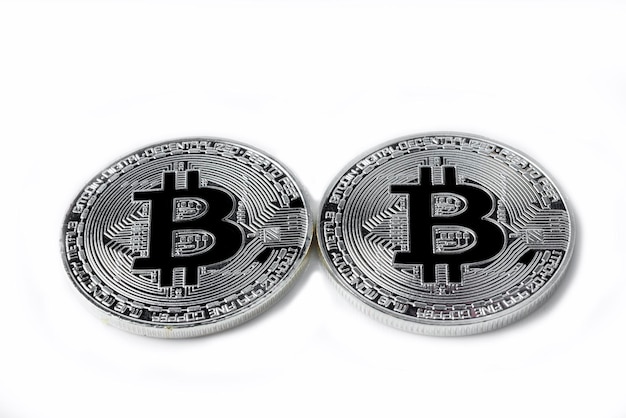 Deux bitcoins d'argent sur fond blanc