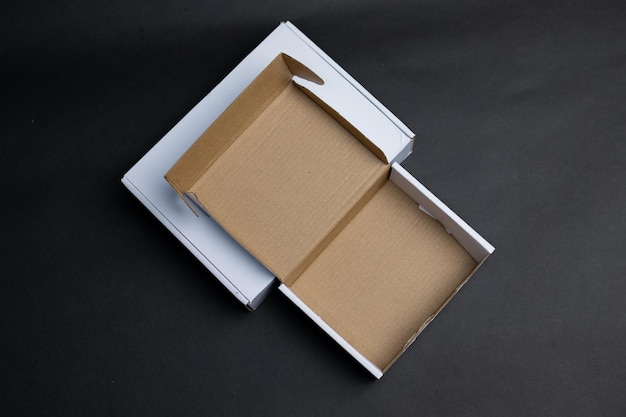 Deux boîtes de carton vides, l'une ouverte et l'autre posée sur l'autre.