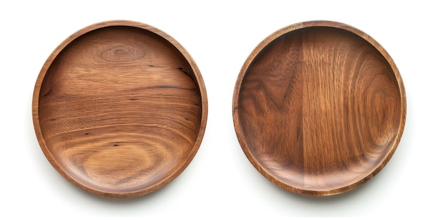 Deux bols de bois sur une surface blanche.
