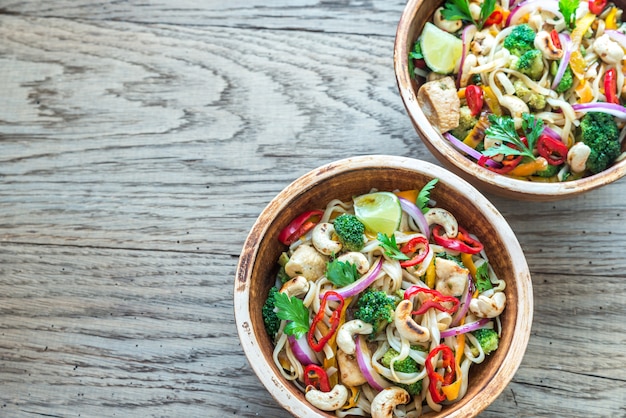 Deux bols de sauté de nouilles au poulet