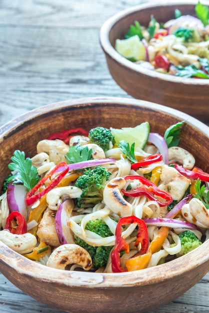 Deux bols de sauté de nouilles au poulet