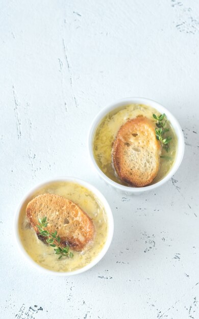 Deux bols de soupe à l'oignon