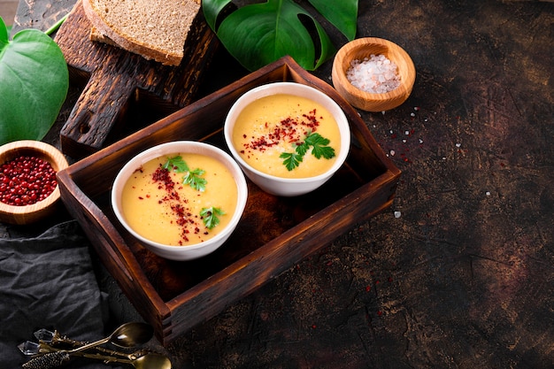 Deux bols de soupe de purée de pois cassés sur la table