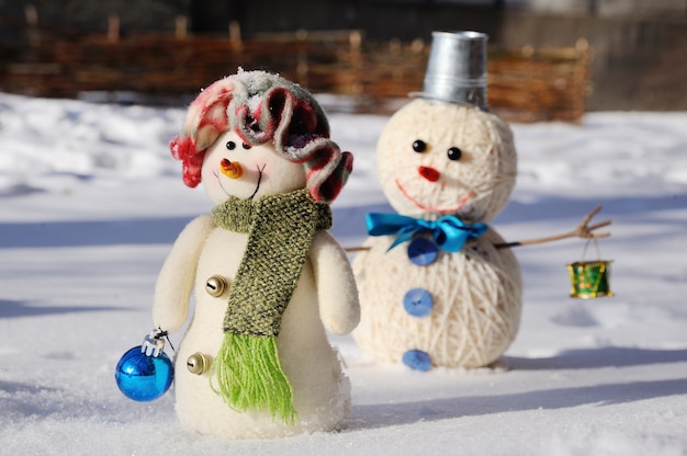 Deux bonhommes de neige sur fond de neige