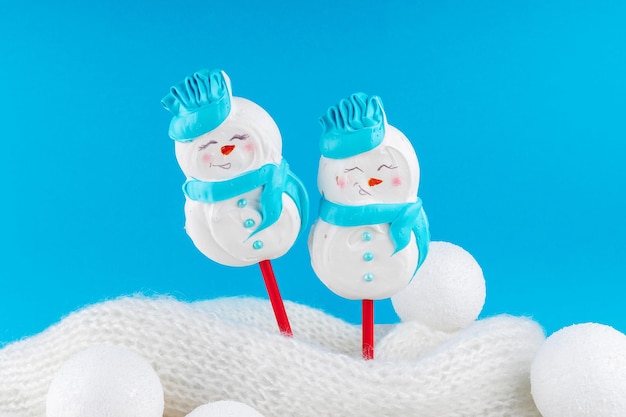 Photo deux bonhommes de neige meringués. gâteries de noël pour les enfants. dessert bricolage du nouvel an.