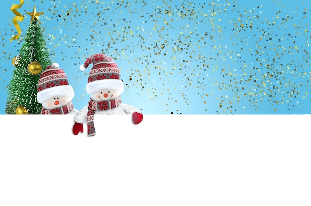 Deux bonhommes de neige mignons avec une bannière vierge sur fond bleu avec des confettis de feuille d'or.