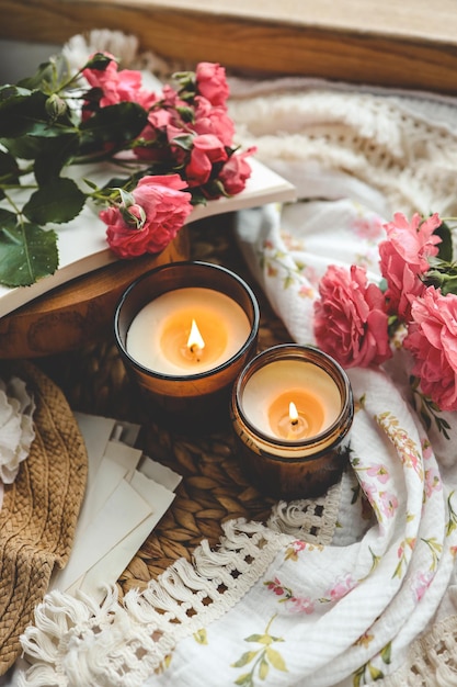 Deux bougies allumées roses et une esthétique de livre