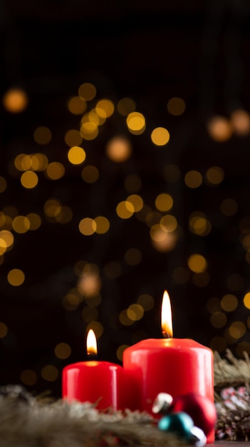 Deux bougies rouges allumées sur la table du Nouvel An
