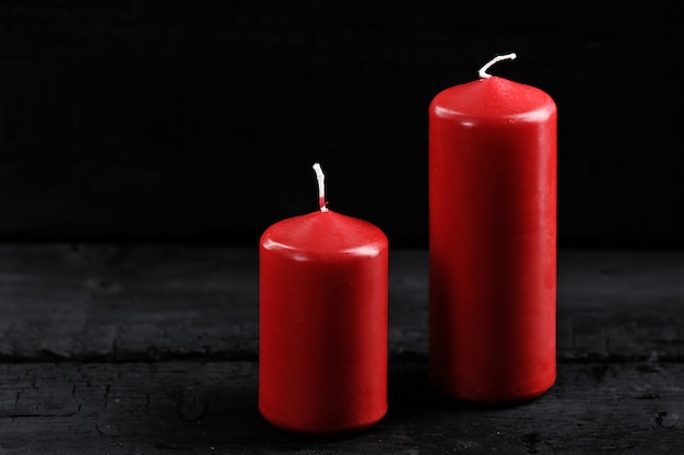 Deux Bougies Rouges Sur Fond Noir