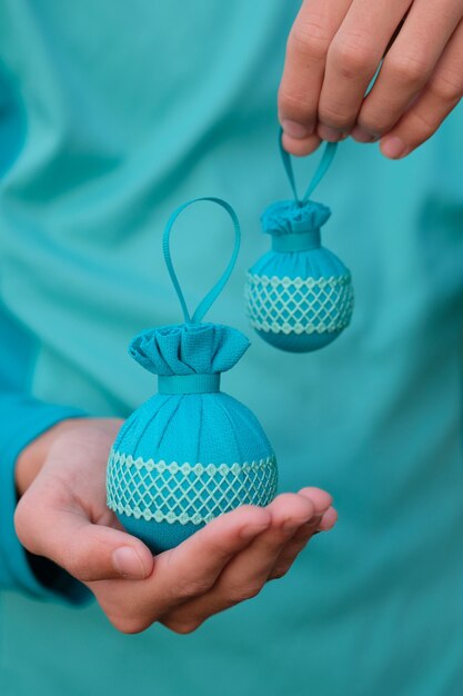 Deux boules bleues de sapin de Noël sur fond bleu. Décorations de Noël.