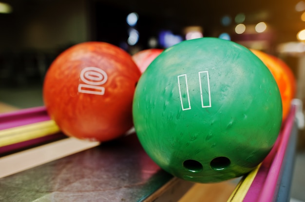 Deux boules de bowling colorées du nombre 11 et 10