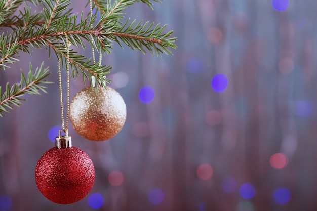 Deux boules de Noël suspendues sur un sapin. Espace pour le texte.