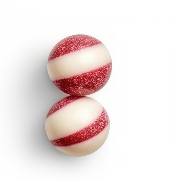Deux boules de rayures rouges et blanches sont sur un fond blanc.