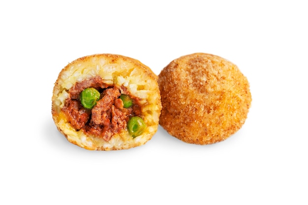 Deux boules de riz italiennes Arancini frites et farcies de hachis et de pois verts isolés sur blanc