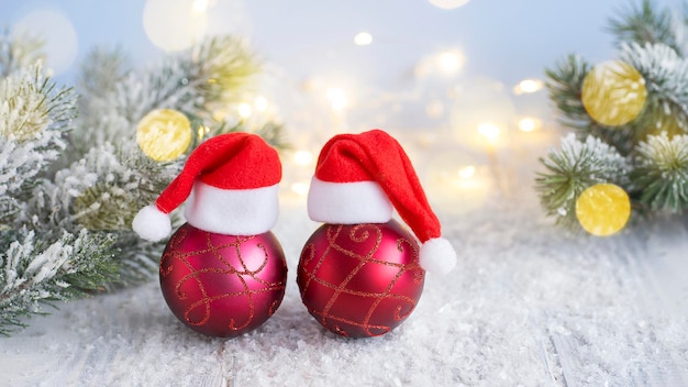 Deux boules rouges dans les casquettes du Père Noël