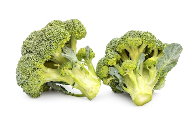 Deux bouquets de brocoli sur blanc