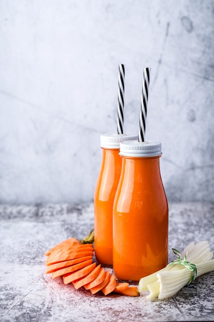 deux, bouteille verre, à, smoothie carotte et céleri, sur, table