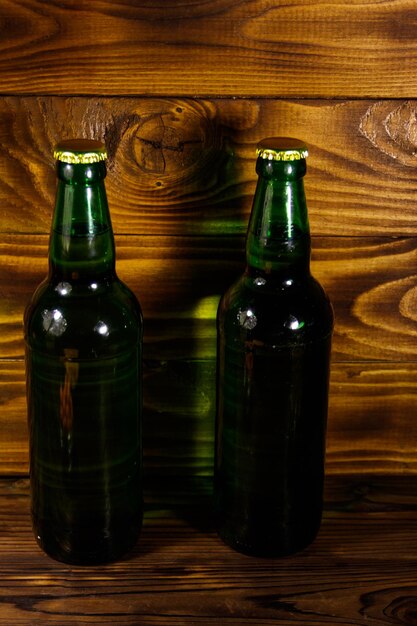 Deux bouteilles de bière sur table en bois