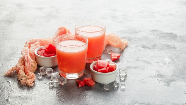 Deux bouteilles de jus de melon d'eau