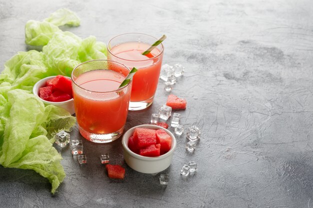 Deux bouteilles de jus de melon d'eau