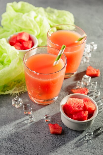 Deux bouteilles de jus de melon d'eau