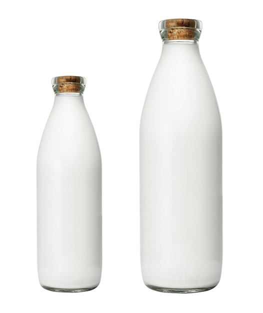 deux bouteilles de lait isolées sur fond blanc